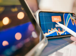 Çoklu piyasa yatırımcısı Bitcoin Ethereum ve forex seçeneklerini inceliyor
